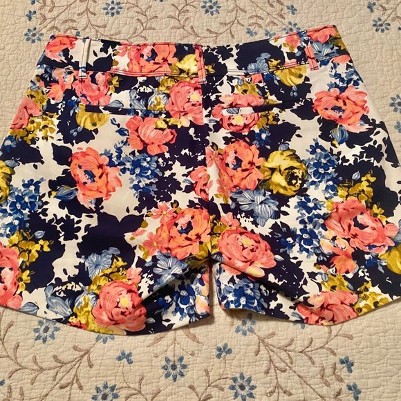 Size 8 Isaac Mizrahi New York Shorts - Navy and Pink Floral - Like New - Picture 5 of 12